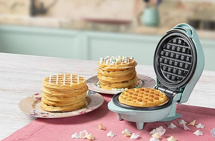 Mini waffle iron for classic waffles, small waffle maker with non-stick coating, for children's birthdays, family parties, Easter or Christmas, retro design, 550 watts, colour: mint